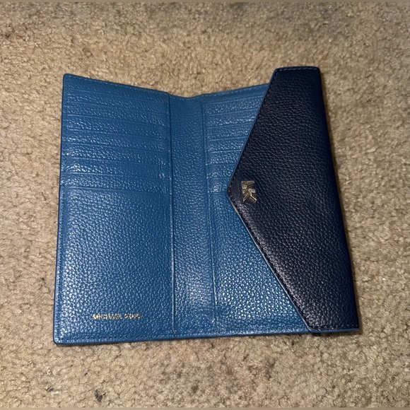 Michael Kors handbag with wallet bundle. Has dust jacket. NWT. - Picture 2 of 6